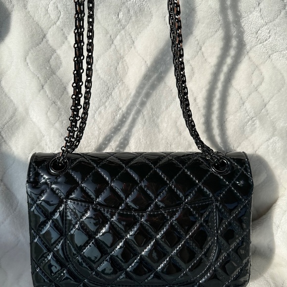 CHANEL 2.55 Reissue 225 Black Patent Quilted Calfskin Shoulder Bag - Picture 8 of 16